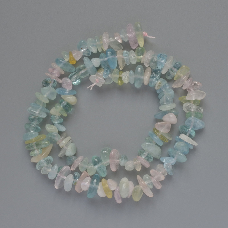 Korálky Morganitu – drobné kousky přírodního kamene, průměr 8×3 mm, délka 41 cm na niti