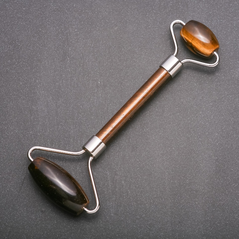 Masážní váleček z přírodního kamene tygří oko, délka 14 cm, stříbrný kov