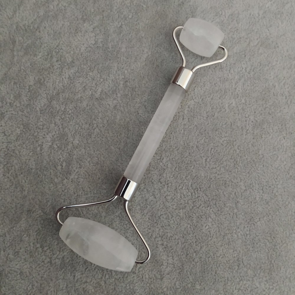 Dvoustranný masážér z křišťálu, délka 14,5 cm, stříbrný kov