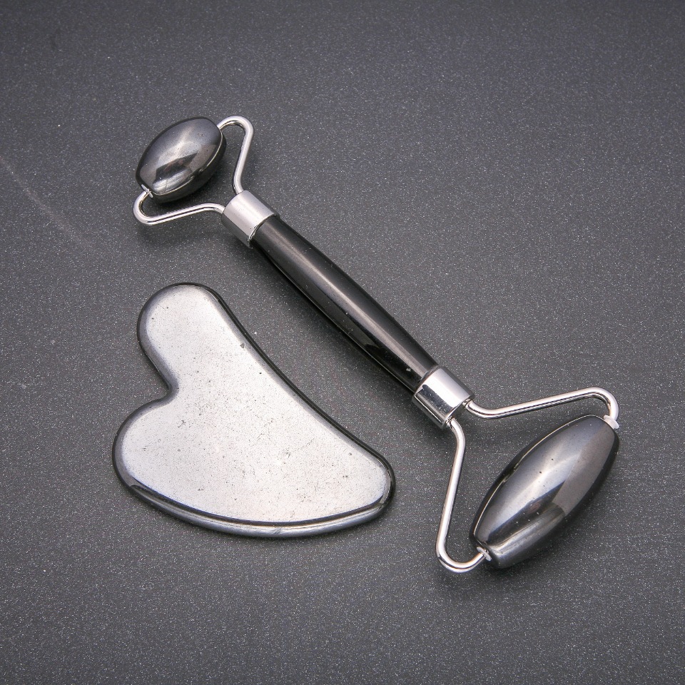 Komplet masážních nástrojů z přírodního kamene – hematit, rolovací (délka cca 14 cm) + Guasha (5×8 cm ±), stříbrný kov