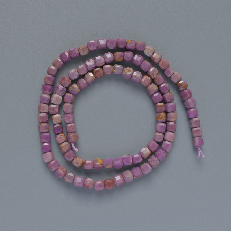 Korálky fosfosideritu z přírodního kamene, facetované kubické, průměr 4 mm, délka cca 39 cm na niti