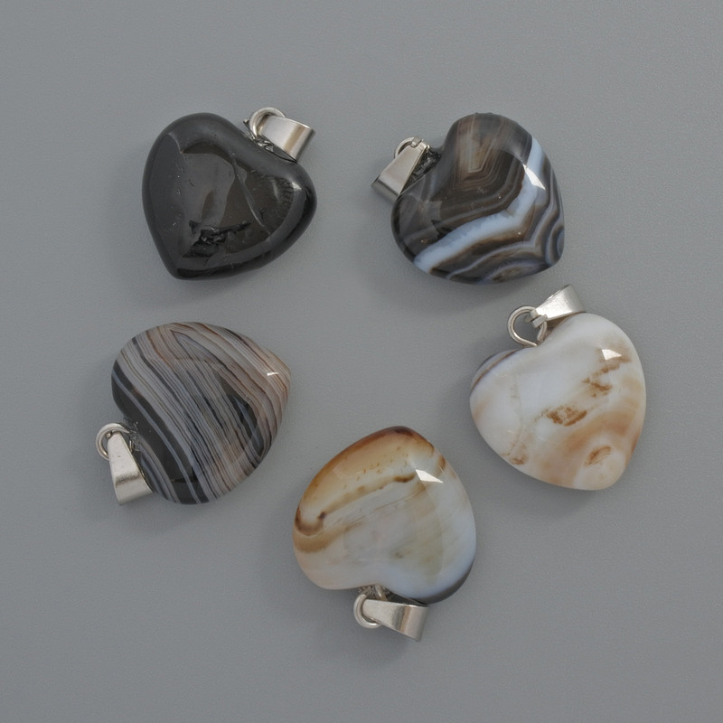 Přívěšek ve tvaru srdce z černého achátu, rozměry 15×15×6 mm, délka 23 mm