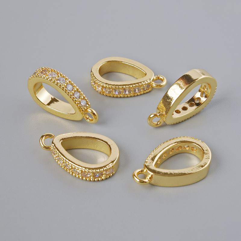 Přívěšek se zlatým odstínem kovu a bílými štrasovými kameny, rozměr 15×3 mm, 1 ks