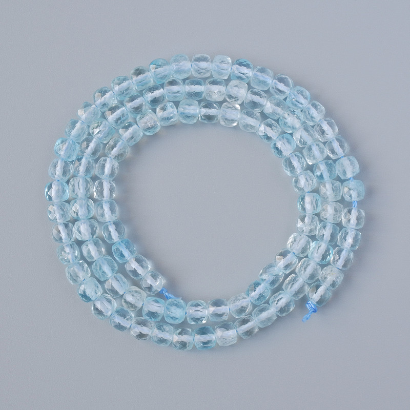 Korálky z topazu, přírodní kámen, broušené kostky, průměr cca 4 mm, délka cca 40 cm, na niti