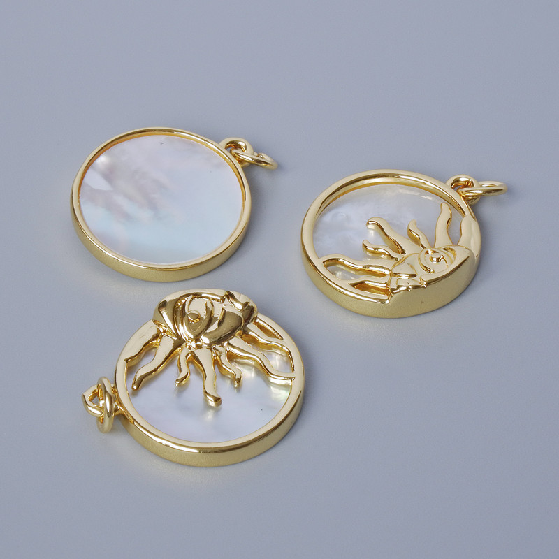 Přívěsek „Slunce“ z perleti, zlatavý odstín kovu, průměr 20×17,5 mm