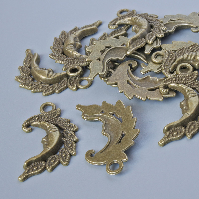 Přívěšek – komponenta pro šperky „Měsíc“, průměr 27×15 mm, průměr otvoru 2,4 mm, balení 13 ks ±, bronzová barva kovu