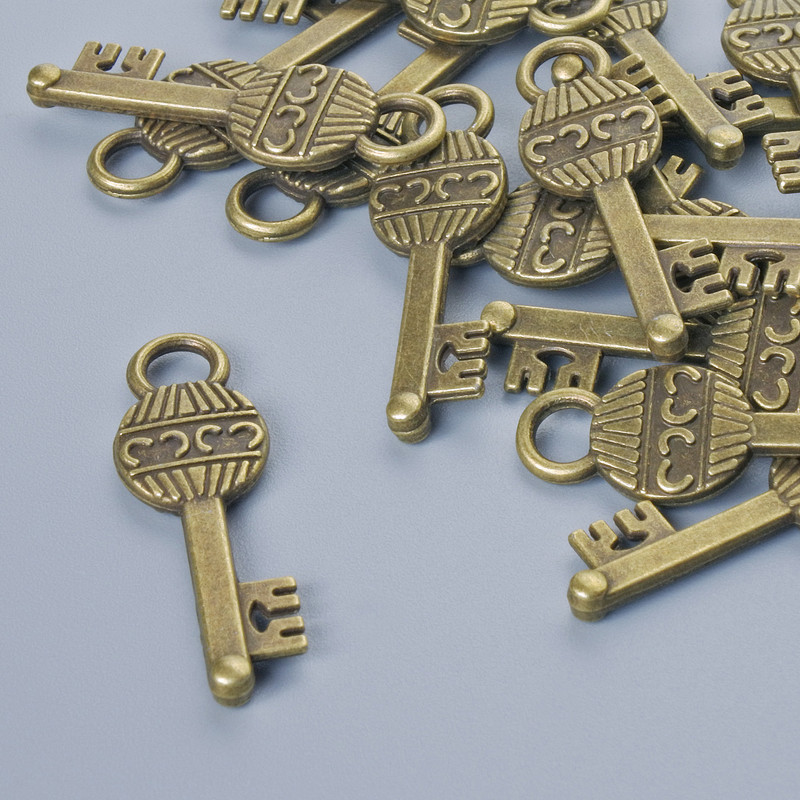 Přívěšek «Klíč», bronzová barva kovu, průměr 26×8 mm, otvor 3,5 mm, balení 16 ks ±