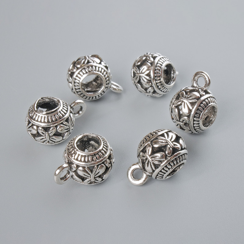 Poutko na přívěsek (bail), stříbrné barvy, rozměry 9,5×10,5 mm, průměr otvoru 2 mm, balení 4 ks, délka 15 mm