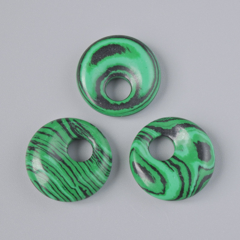 Přívěšek donut (kobliha) z malachitu (lisovaný), průměr 18×5 mm, otvor 5 mm