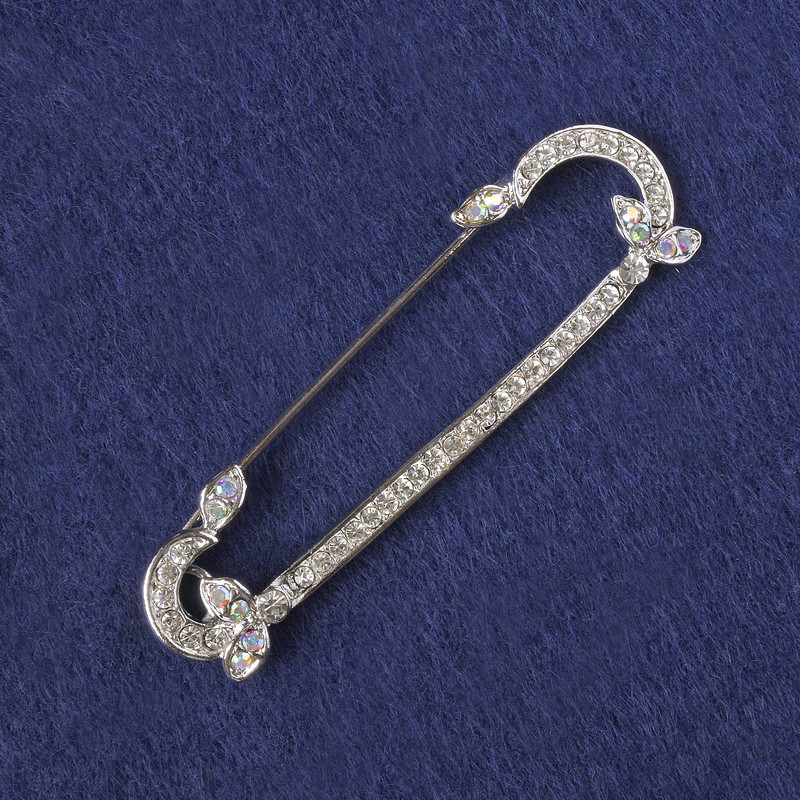 Brož-špendlík s bílými štrasovými kamínky a růžovým chameleonem, stříbřitý kov 69×19 mm+