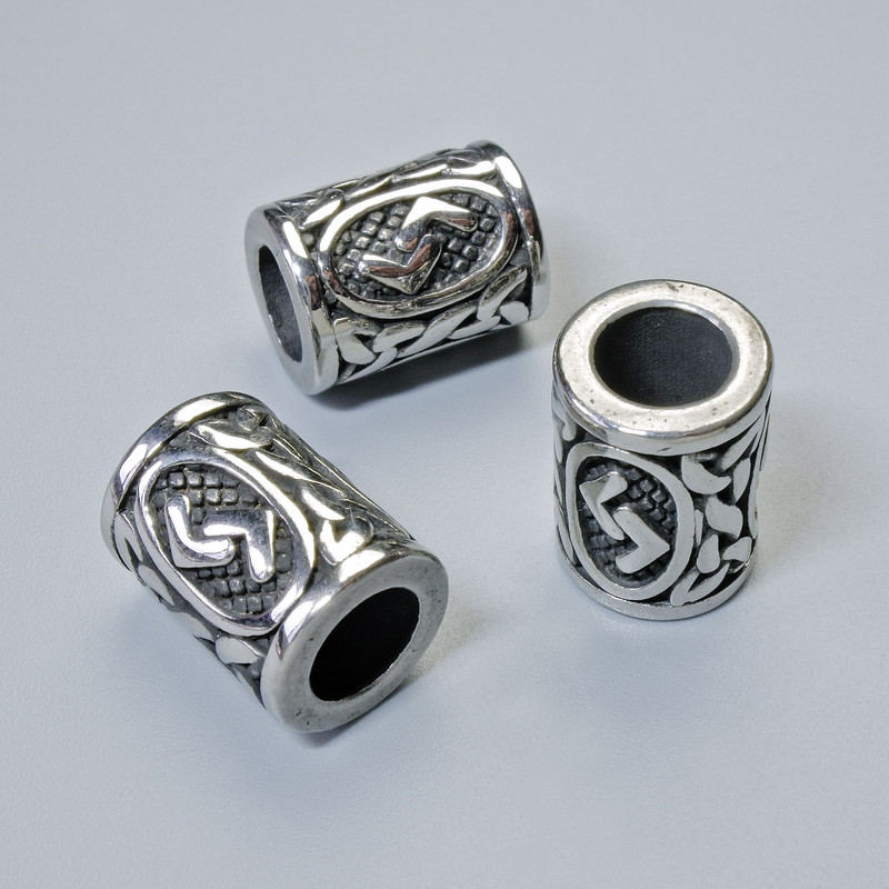 Kovový korálek se skandinávskou runou, průměr 13×10 mm, díra 6 mm, stříbrná barva kovu, 1 ks