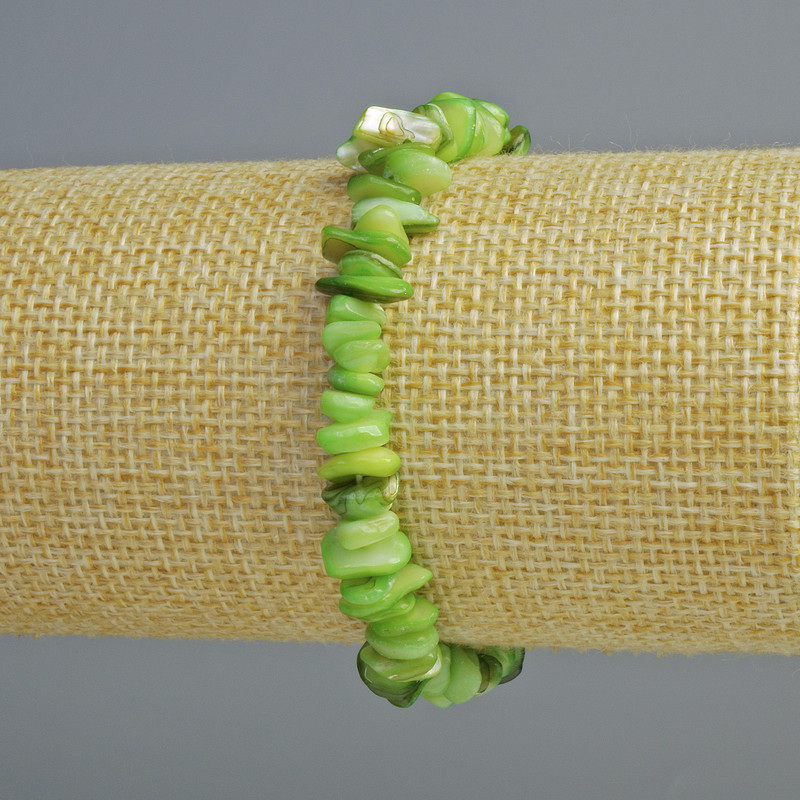 Náramek z tónované zelené perleti, drobné fragmenty, průměr 7×2 mm, délka 18 cm, elastický
