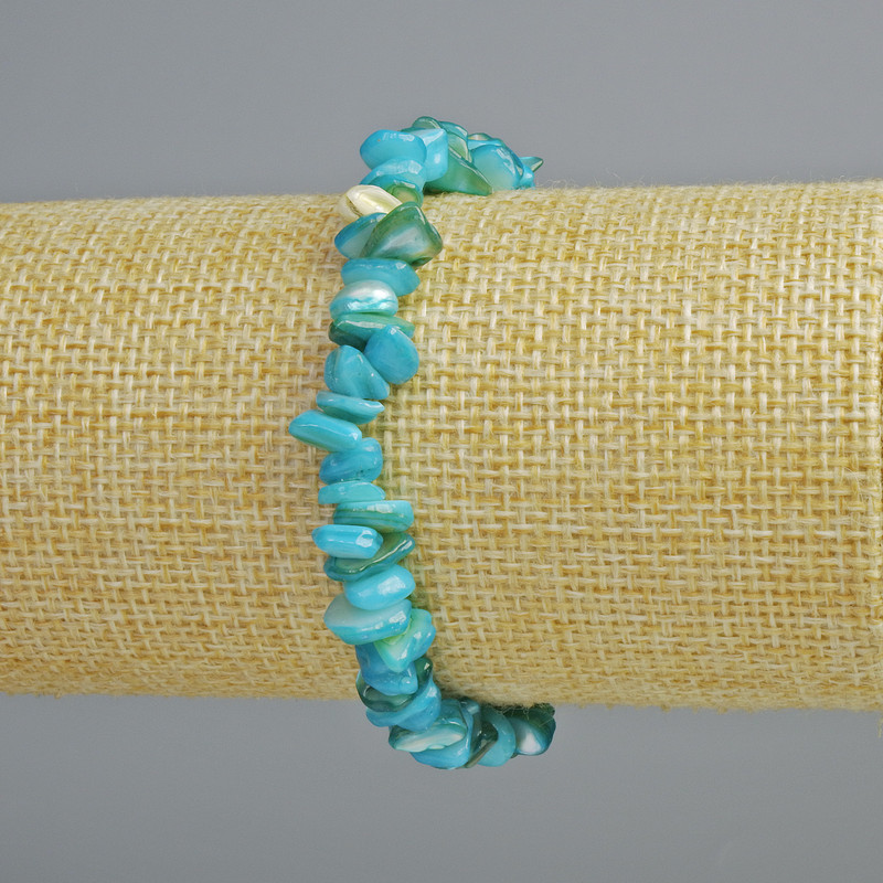 Náramek z modře tónované perleti, drobné kousky, průměr cca 7×2 mm, délka 18 cm ± (elastický)