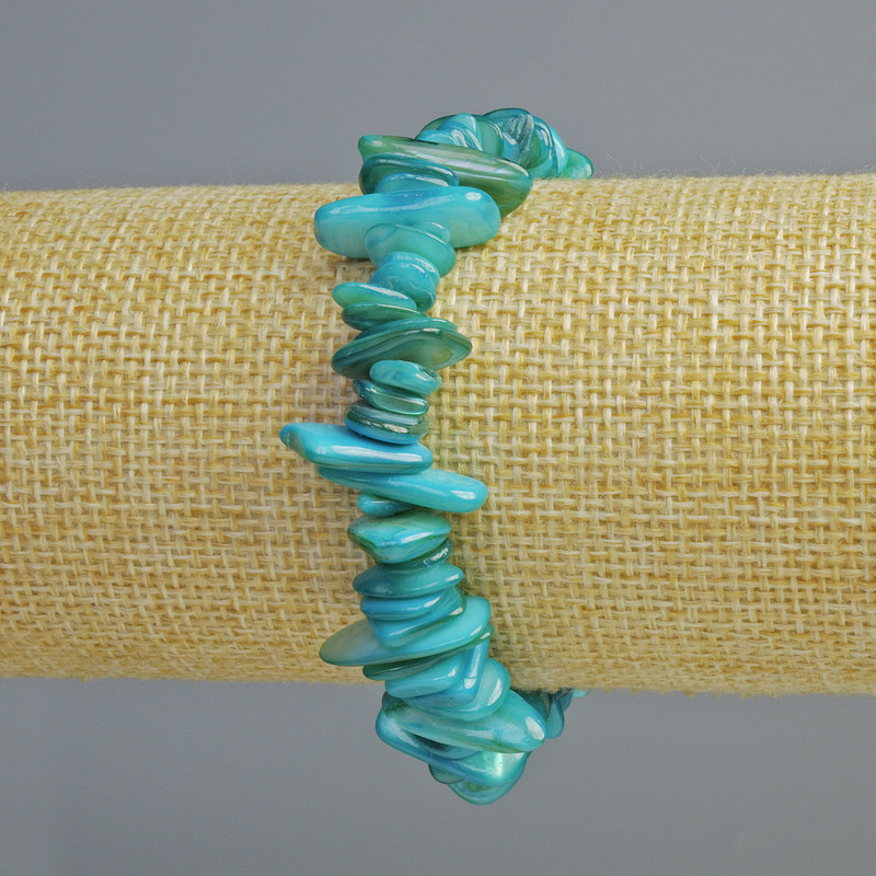 Náramek tónovaný modrou perletí, drobné kousky o rozměru 10×2 mm, délka 18 cm (+/-) (elastický)