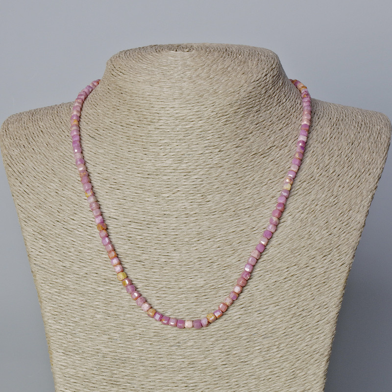 Náhrdelník z fosfosideritu — broušené kubické korálky, průměr 4 mm, délka 45–48 cm