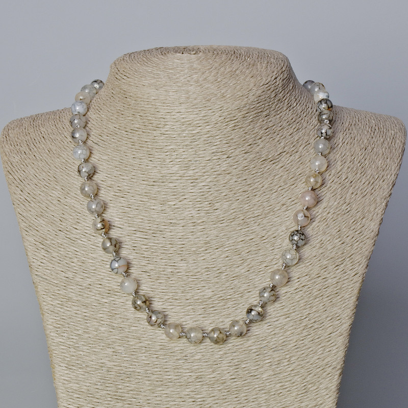 Náhrdelník achát dračí žíla – hladká kulička, průměr 8 mm, délka 45–48 cm