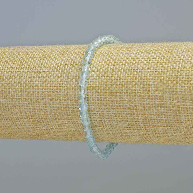 Náramek z přírodního topazu, facetovaný kubický korálek, průměr 4 mm ± (elastický), délka 18 cm+