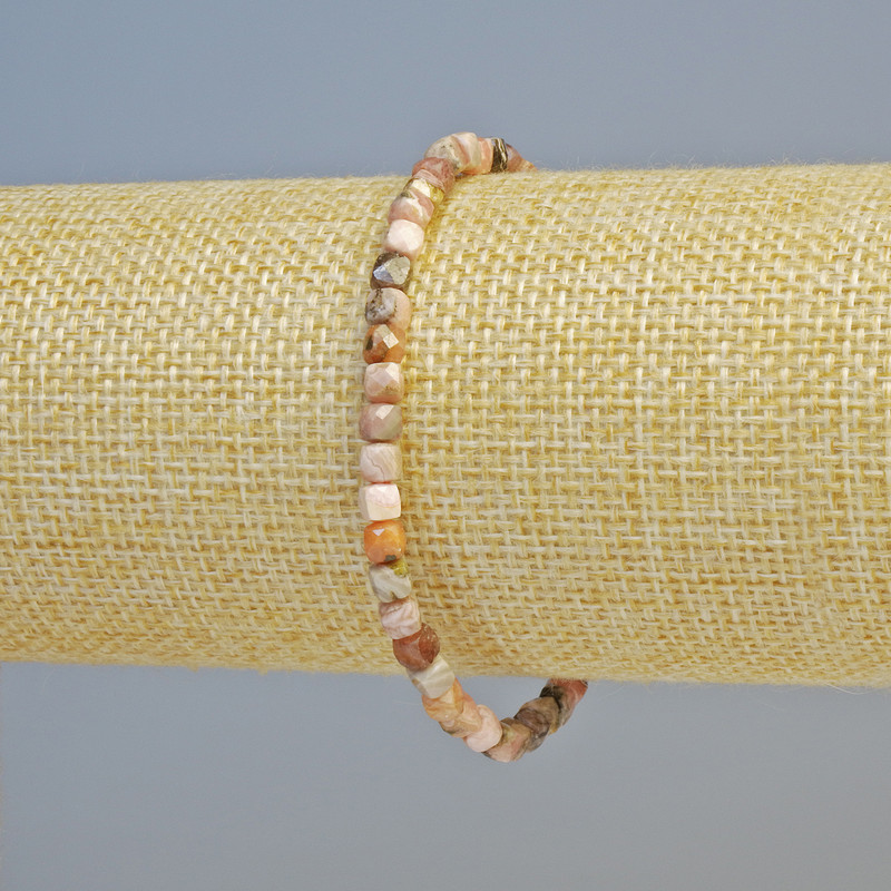 Náramek z rhodonitu z přírodního kamene, broušený kubický korálek, průměr cca 4 mm, délka 18 cm (elastická šňůra)