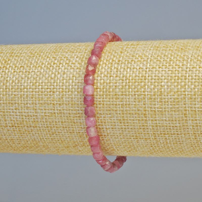 Náramek rubelitu turmalínu – přírodní kámen, facettované kubické korálky, průměr 4,5 mm ± (elastická šňůra), délka 18 cm+