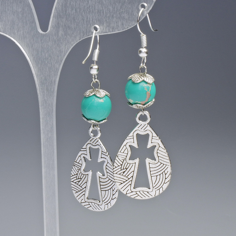 Náušnice ze zeleného variscitu (lis.) hladká kulička, průměr 10 mm, 19,5 × 31 mm ±, délka 63 mm ± s kovovými vložkami