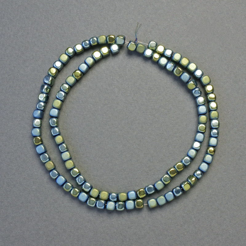 Hematitové korálky kostky zelený chameleon matný i lesklý, průměr 4×4 mm, délka 40 cm, navlečené na šňůře