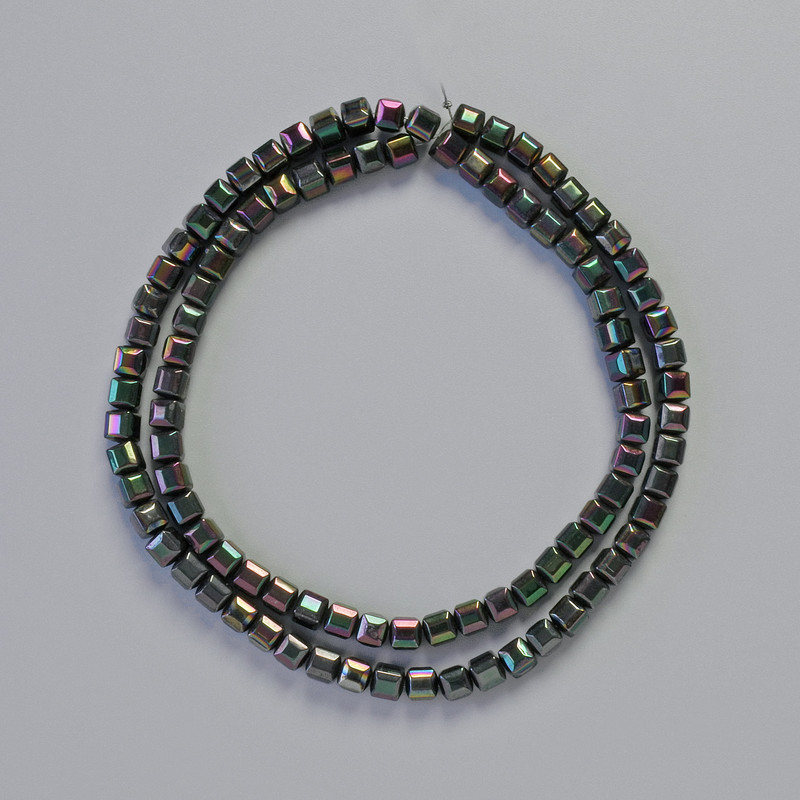 Kubické hematitové korálky – barva benzínově černá, průměr 4×4 mm, délka cca 40 cm, šňůra