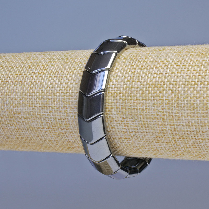 Náramek z hematitu černé barvy ve tvaru zigzag, průměr 14×13 mm, délka 18 cm, elastický