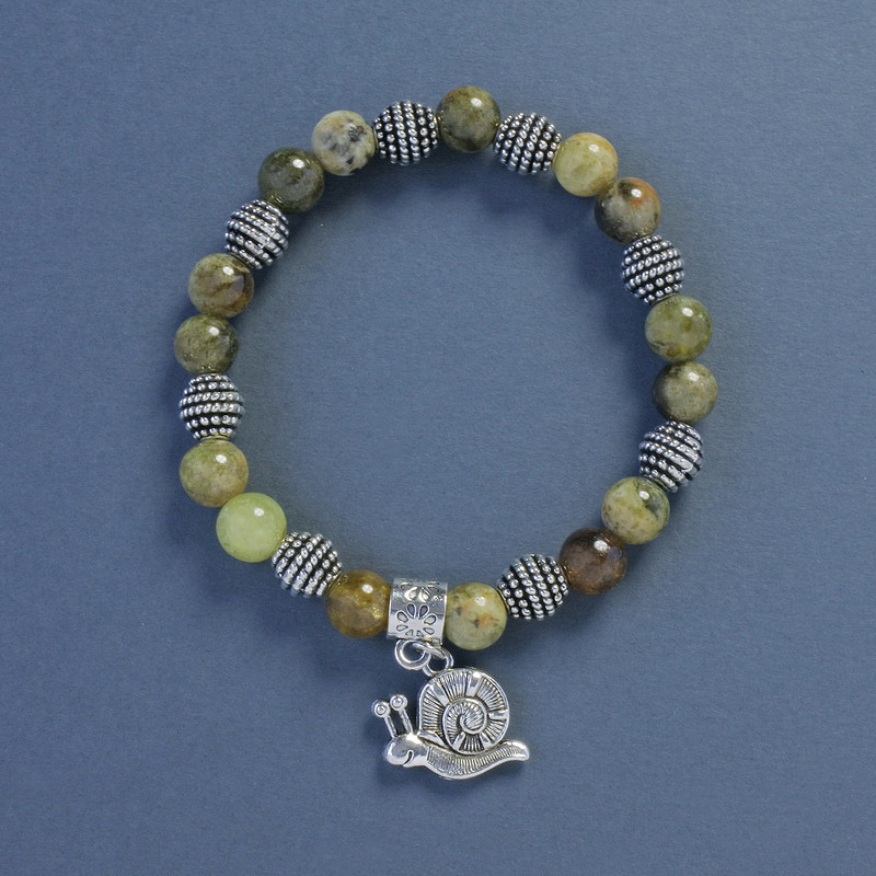 Náramek ze zeleného granátu grossulár, korálky o průměru 8 mm, délka 18 cm, elastický s přívěskem ve tvaru šneka