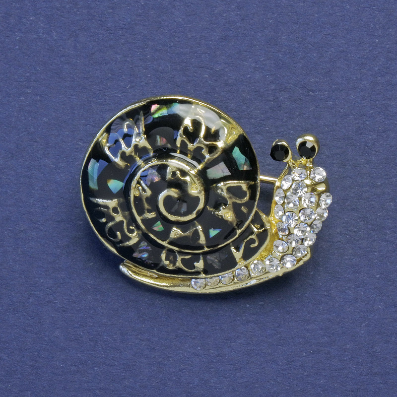 Brožka «Šnek» z haliotisu a bílými štrasovými kamínky, barva kovu zlato, 20×26 mm+