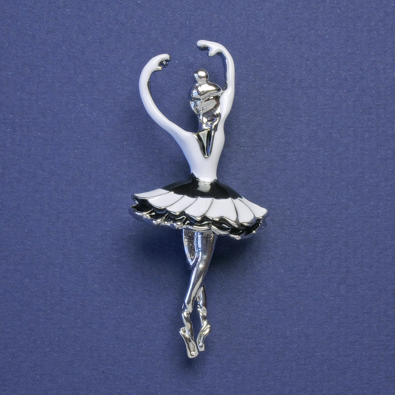 Brožka-náhrdelník Baletka, černá a bílá emailová barva, stříbrný odstín kovu, 24×58 mm