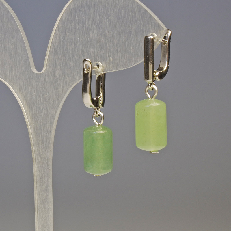 Náušnice z nefritu ve tvaru válce, průměr 14×8 mm, délka 3 cm