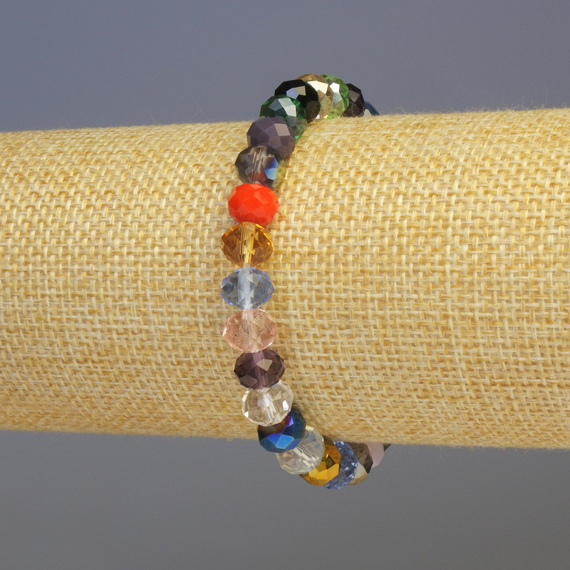 Náramek z pestrého českého skla, průměr 8×6 mm, délka 18 cm, na elastické šňůrce