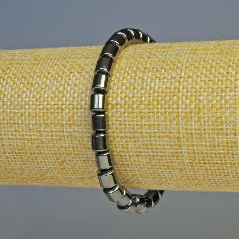 Náramek z hematitu cylindrického tvaru, černá barva, průměr 6×6 mm, délka 18 cm, pružný