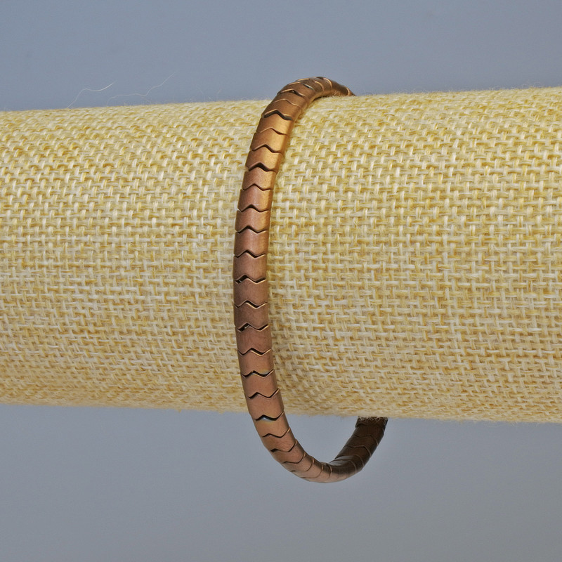 Náramek z hematitu – hadí vzor, zig-zag, měděný matný, průměr 5×4×3 mm, délka 18 cm, elastický