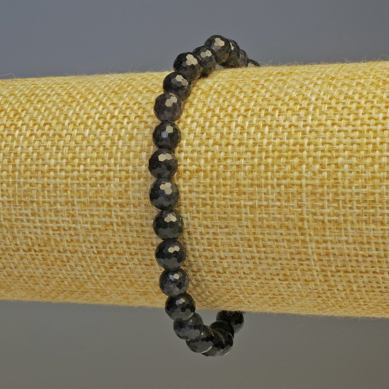 Náramek z iolitu – brusované kuličky, průměr 6 mm, délka 18 cm, elastický