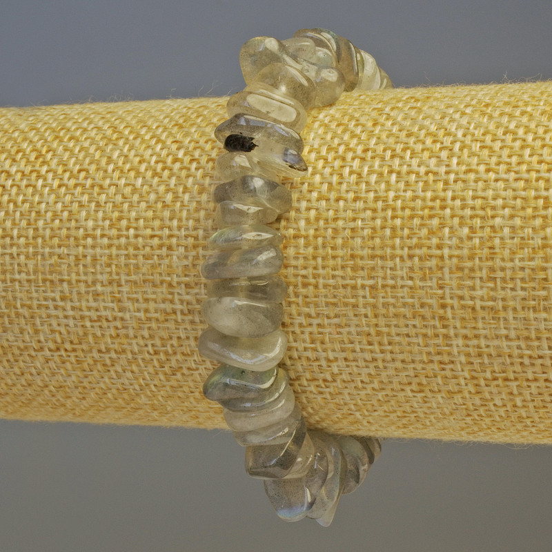 Náramek z labradoritu, drobné fragmenty kamene, průměr 10–12×3 mm, délka 18 cm, elastický