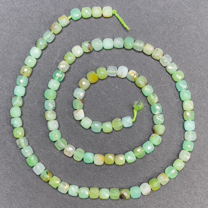 Korálky chrysoprasu na niti, fasetované kostky, průměr 4 mm, délka 39 cm
