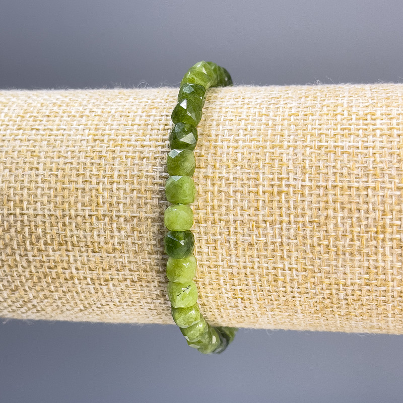 Náramek z jadeitu, broušené kubíky, průměr 5 mm, délka 18 cm, elastický