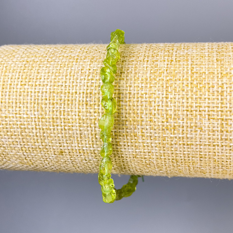 Náramek z nerafinovaného chryzolitového kamene, průměr 5×5 mm ±, délka 18 cm ± na elastické šňůře