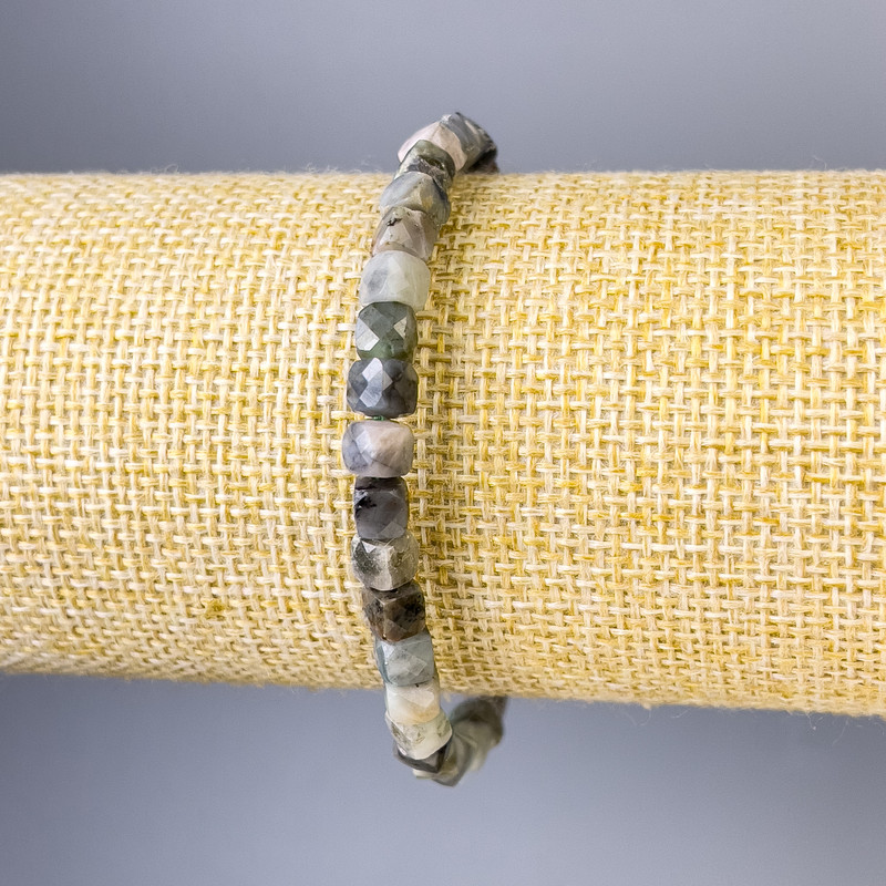 Náramek ze smaragdu s facetovanými kubickými korálkami, průměr 5×5 mm, délka 18 cm, pružná gumička