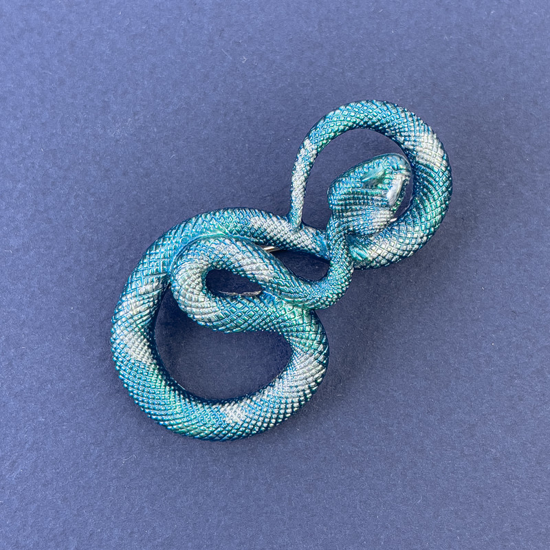 Brož s modrým smaltem a stříbrně zbarveným kovem, 52×29 mm