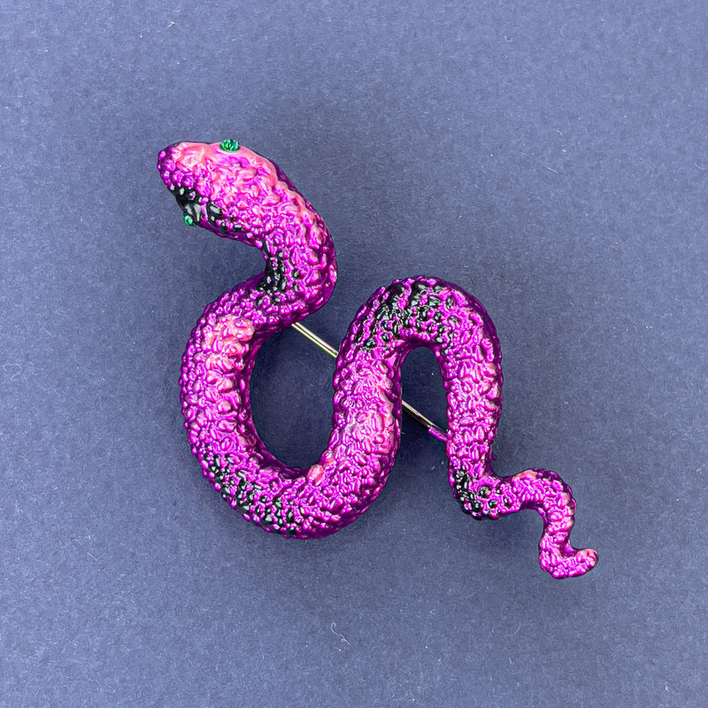 Brožka-přívěšek Had s růžovým smaltem, zelenými štrasovými kameny, stříbřitý kov 53×30 mm +