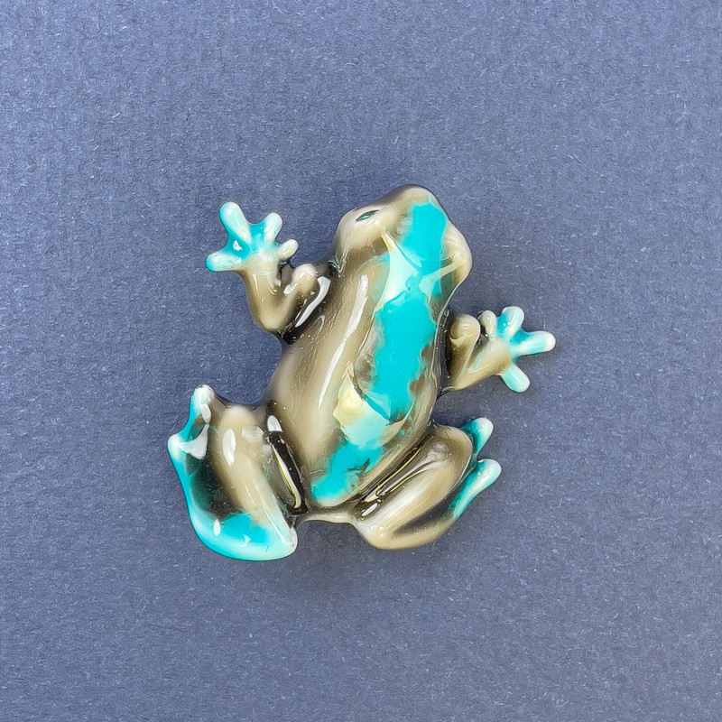 Brož Žába, šedě a modro-stříbrný kov, 27×30 mm+