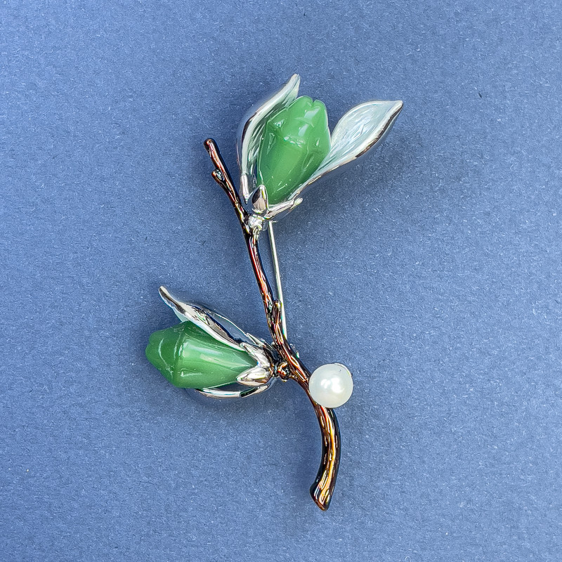 Brož 'Větvička se květinou a perlou', barva šedá a hnědá, stříbrný kov, 48×59 mm+