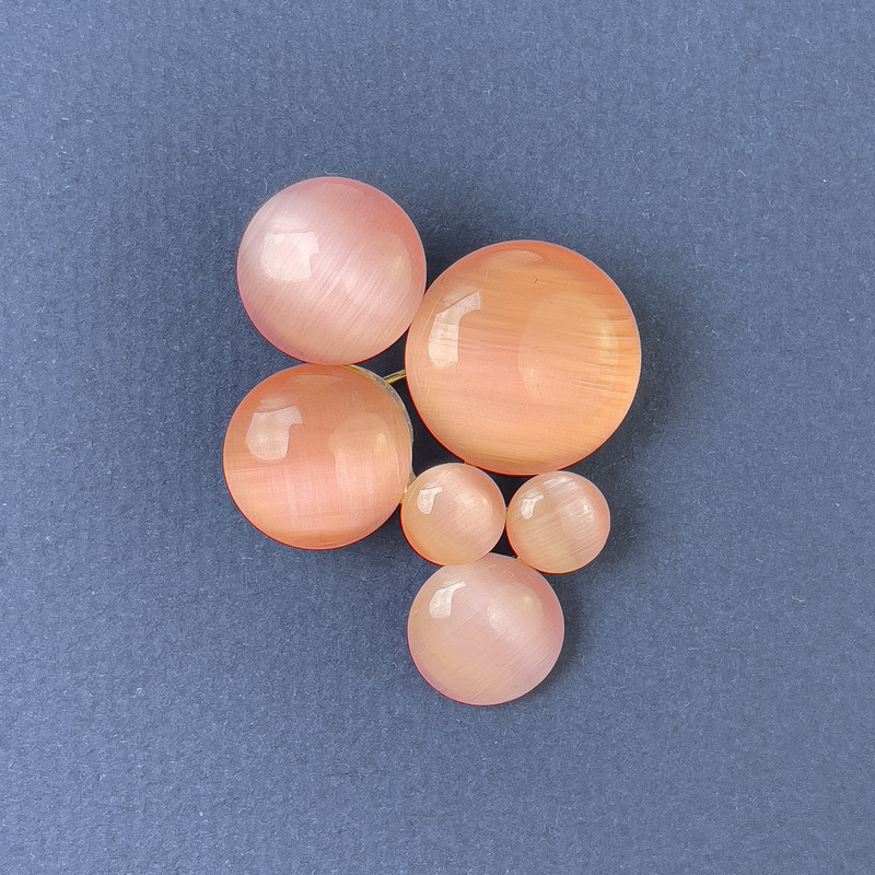 Brožka-přívěšek «Akcent» s růžovým kočičím okem, zlatavý kov, 33×43 mm