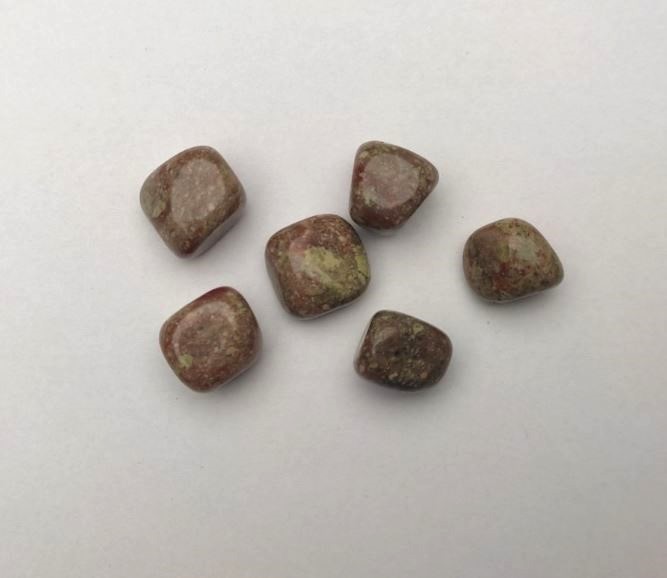 Suvenírový kámen epidot, galvanizace 20×17 mm, balení 100 g