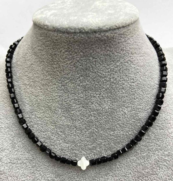 Choker z brusovaného turmalínu, kubický tvar, průměr 4×4 mm +-, perleťová vložka, délka 35–40 cm +-, s karabinkou