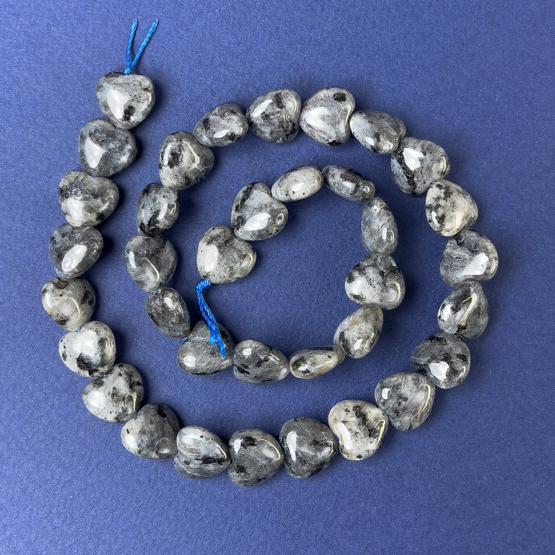 Korálky labradoritu ve tvaru srdce 11×12×6 mm ± na niti, délka 39 cm+