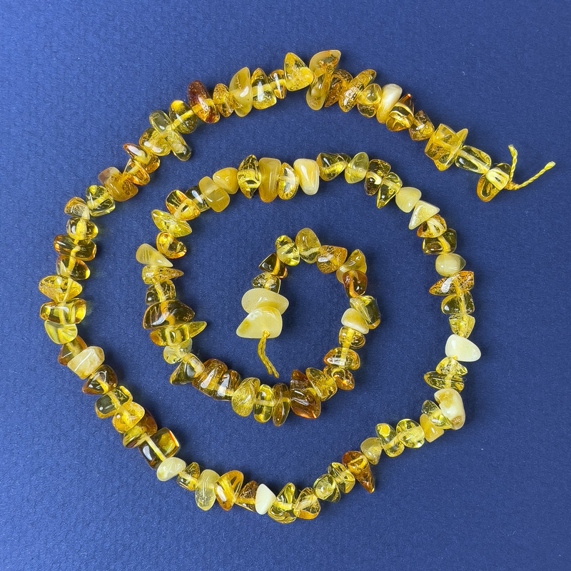 Korálky jantar drobné 7×4 mm na niti, délka 38 cm