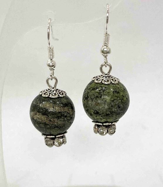 Náušnice ze serpentinitu – hladký korálek, průměr cca 14 mm, délka cca 38 mm